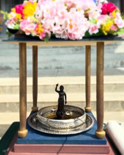 🌸花まつり🌸

昨日は花まつりでした🌸
日中は大変暑くなりましたが、たくさんの子どもたちが遊びにきてくれました😊

炊き出し体験では
暑い中、初めて袋で炊いたお米と熱々カレーで
あつあつ🔥な思い出ができたと思います😂

子どもたちの賑やかな笑い声が境内に溢れて

子どもたちは未来への希望の光✨だなぁと
しみじみ感じる一日でした😊

ご来山くださいました皆さま
運営にご協力下さいました皆さま

このような素敵な時間を
たくさんの方々と共有できましたこと
心より感謝申し上げます🙏

#お寺
#稲沢市
#願應寺
#浄土真宗
#真宗大谷派
#親鸞聖人
#お釈迦さまの誕生日 
#花まつり
#こども縁日 
#甘茶かけ体験 
#念珠作り 
#炊き出し体験