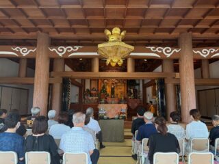 納骨法要

8月9日と11日は納骨法要でした。

一年に一度、毎年暑さの厳しい時期ですが
故人を偲ぶ機会として
ご遺族の皆さまとお参りさせて頂いております。

ご参詣頂いました皆さま、誠にありがとうございました🙏

#願應寺
#稲沢市
#お寺
#浄土真宗
#真宗大谷派
#親鸞聖人 
#お供え 
#ホオズキ 
#納骨堂 
#納骨堂参り 
#納骨法要 
#納骨法要も無事に終え