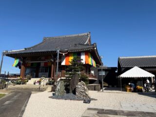 🪷報恩講🪷

先日11月16日に報恩講を執り行いました。
今年は初めて絵解き法話をして頂きました。
御門徒さまにもわかりやすく面白かったと大変好評でした。
今年も無事に皆様とお勤めできましたこと、心より感謝申し上げます🙏

合掌

#願應寺
#お寺
#稲沢市
#浄土真宗
#真宗大谷派
#報恩講
#親鸞聖人
#親鸞聖人ご命日 
#絵解き 
#絵解き説法