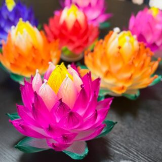 紙花作り🪷

夏休み中に次男と作った紙花を講堂の玄関と本堂に飾っておいたところ
たくさんの方が興味を持ってくださいました☺️

作ってみたい✨とのお声がありましたので
都合のつく方だけになってしまいましたが、いつもお手伝い頂いているご門徒さんたちと先日試作してみました🪷

其々作り手によって出来上がりに個性がみられて、とても素敵に完成しました🙌

夏場は直ぐに枯れてしまう仏花問題にお悩みの方が多く(私もその一人💦)
これは夏に仏壇にお供えするのにいい！と大変喜んで下さいました🙏

蕾の中にライトを入れるとまた別の表情になるので、これもまた素敵でした🪷

試作で段取りも大丈夫そうなので、来年のお盆前にワークショップを開催したいと思います😊

#願應寺
#お寺
#稲沢市
#浄土真宗
#真宗大谷派
#親鸞聖人
#紙花 
#蓮のはな 
#お盆のお花 
#お盆のお供え