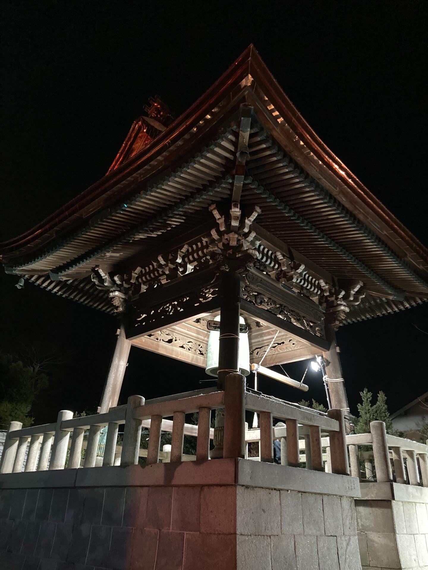 除夜の鐘撞き

今年も大晦日に除夜の鐘撞きをします。
豚汁や温かい飲み物の他に、御門徒のヨシヅヤ様からご寄付いただいたお菓子をご用意しております(無くなり次第、終了)。

境内では焚き火をしておりますが、十分に防寒の上ご参加下さい。

皆様のご来山、お待ちしております😊

鐘撞き:23:45〜1:00まで
修正会:  0:00〜
　　　※仏様の前で身を正し
　　　　新たな年を迎えるための法要です。

#願應寺 #稲沢市　#浄土真宗　#除夜の鐘つき  #大晦日の夜