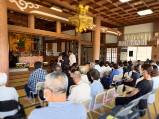 納骨法要②

先日11日に2日目の納骨法要をお勤め致しました。
暑い中、参詣にお集まり頂きました皆さま、誠にありがとうございました🙏

8月13日〜16日はお盆の期間になります🏮
一般的に盆にはご先祖さまが帰ってこられると云われています。

私は今から20年ほど前、故東条百合子先生から
「根深くして枝はよく茂」
と教わりました。

根である祖先を敬うことで
枝葉である子孫の繁栄があると

親になって感じたのは
子供たちから
今日の出来事や今考えていること、嬉しかったことや悲しかったことなど
報告を受けるととても嬉しいです。

親(先祖)はみな
いつも子供たち(子孫)の幸せを願っています。

お盆はご先祖さまに今のあなたのことをご報告する良い機会です。
今生かされている命への感謝をお伝えしてみて下さい。

その習慣が根を深くし
枝葉の繁りに繋がっていくことでしょう。

南無阿弥陀