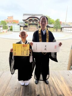ご報告が遅くなりましたが、今年の8月に次男が得度式を受けて参りました。
色々と気になるお年頃…
剃髪を受け入れることができず、試験申込ギリギリまで得度を受けるか決断できずにいました。
最終的には長男に続き受けることを決意し、
無事にお経の試験を合格。
8月の得度式に参加することができました。
幼い頃から門徒さまにお世話になりながら、健やかにそして逞しく成長してきた次男。
このような日を迎えられましたこと、心より感謝申し上げます。

大変勝手ではございますが、秋の永代経と合わせて得度披露をさせて頂きます。

とき　9月20日　
始経　10:00〜
法話　10:45〜
御斎　12:00〜

皆さまのご来山お待ちしております🙏

#願應寺
#秋季永代経法要 
#浄土真宗
#親鸞聖人 
#得度式