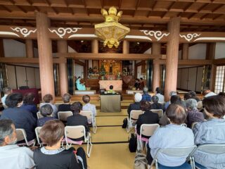 🍁秋季永代経法要🍁

先日20日は秋季永代経法要でした。
今回は次男の得度披露と合わせて執り行わせて頂きました。
初めて兄弟で内陣に並ぶ姿を見て、母として大変嬉しく誇らしい気持ちで一杯でした。
長男も次男が一緒なこともあってか、いつもより落ち着いた表情でお勤めしていました。

翌日お会いした門徒さまから
「今回は足痺れてなかったみたいだね！」
と子どもたちのちょっとした成長を喜んで下さっていました🙏

ご参詣下さいました皆さま
当日含め準備に携わって下さいました皆さま
誠にありがとうございました。

#願應寺
#秋季永代経法要 
#得度披露
#彼岸花
#浄土真宗
