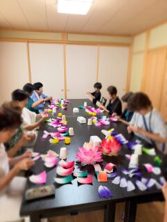 🪷お花紙作りワークショップ🪷

先日、門徒の皆さまとお花紙作りをしました。
今回は夏休み中の次男、三男も参加しました。
同じ紙を使って作っても、並べてみると其々違った顔のお花たちが出来上がりました🪷
お喋りしながらの手作業をして、楽しいひと時でございました。
皆さま、大変気に入ってくださり、自宅でも作りたいと材料をお持ち帰る方もちらほら☺️

とても好評でしたので、また来年も開催したいと思います😊

#願應寺
#浄土真宗
#花紙 
#お盆の準備 
#稲沢市